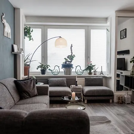 1 Bedroom 15 Min By Tram To Centre! *