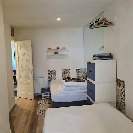 1 Bedroom 15 Min By Tram To Centre! 아파트