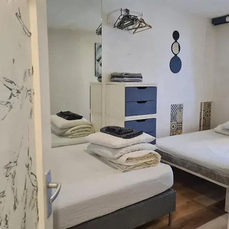 1 Bedroom 15 Min By Tram To Centre! 아파트 *