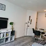 1 Bedroom 15 Min By Tram To Centre! *