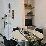 Apartment 1 Bedroom 15 Min By Tram To Centre!