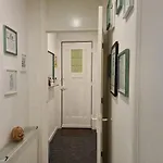 Apartment 1 Bedroom 15 Min By Tram To Centre!
