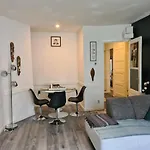 Apartment 1 Bedroom 15 Min By Tram To Centre!