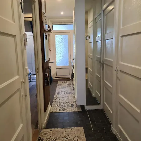 1 Bedroom 15 Min By Tram To Centre! *