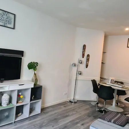 1 Bedroom 15 Min By Tram To Centre! *