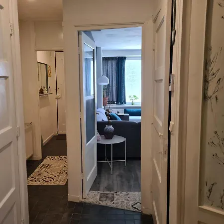 1 Bedroom 15 Min By Tram To Centre! *