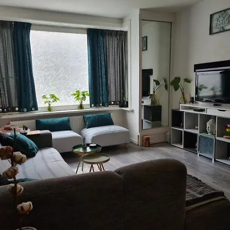 1 Bedroom 15 Min By Tram To Centre! *