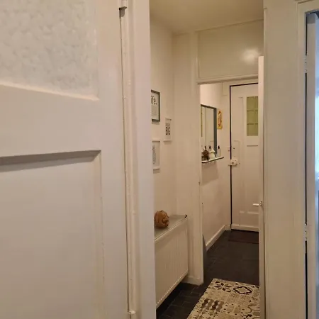 1 Bedroom 15 Min By Tram To Centre! *