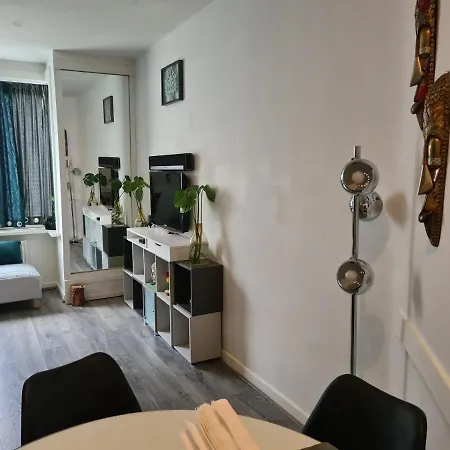 1 Bedroom 15 Min By Tram To Centre! *