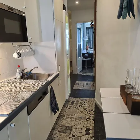 1 Bedroom 15 Min By Tram To Centre! 아파트 *