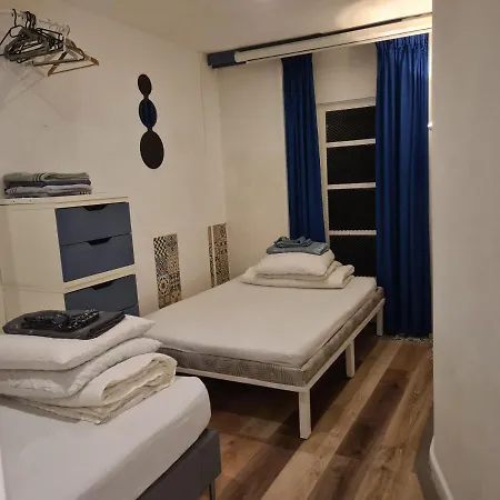 1 Bedroom 15 Min By Tram To Centre! 아파트