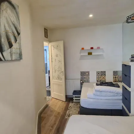 1 Bedroom 15 Min By Tram To Centre! 아파트