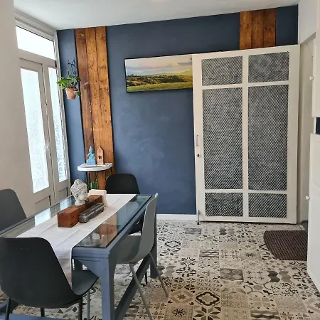 1 Bedroom 15 Min By Tram To Centre! *